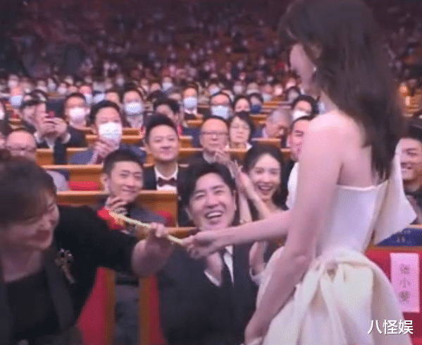 张小斐|贾玲喊张小斐大碗一姐为其庆生，俩人盛装打扮厕所合拍，画风喜感