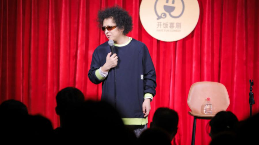 小伙30岁成盲人靠脱口秀逆转人生，生活把你逼到死胡同，你就只能爬过去！