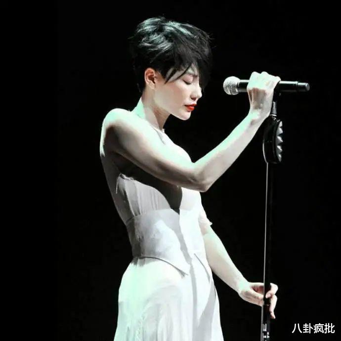 李亚鹏|李亚鹏再当爹！女友小他19岁，傲人身材，模特总冠军！