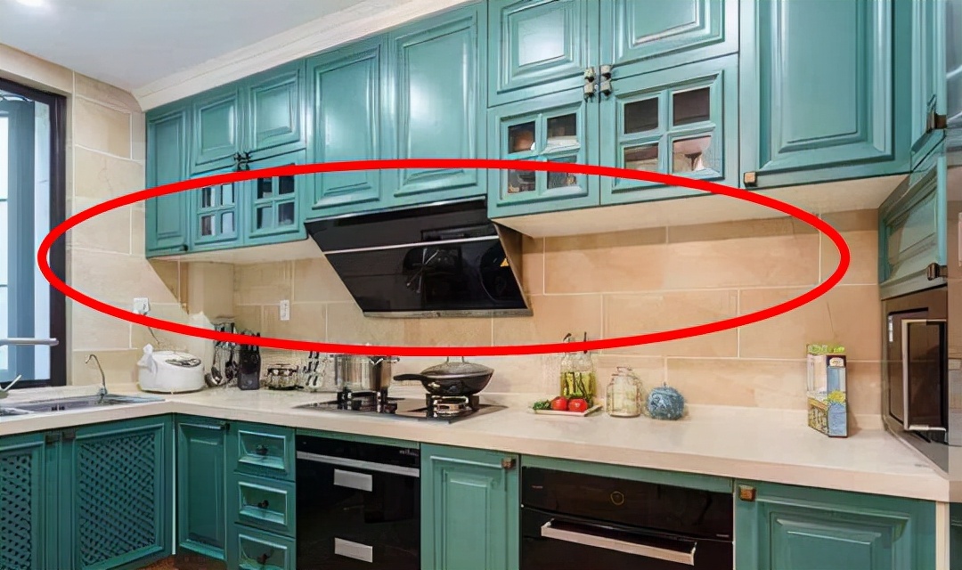 厨房还在用“这种”油烟机?过时了,难怪费电、还费气,趁早换掉