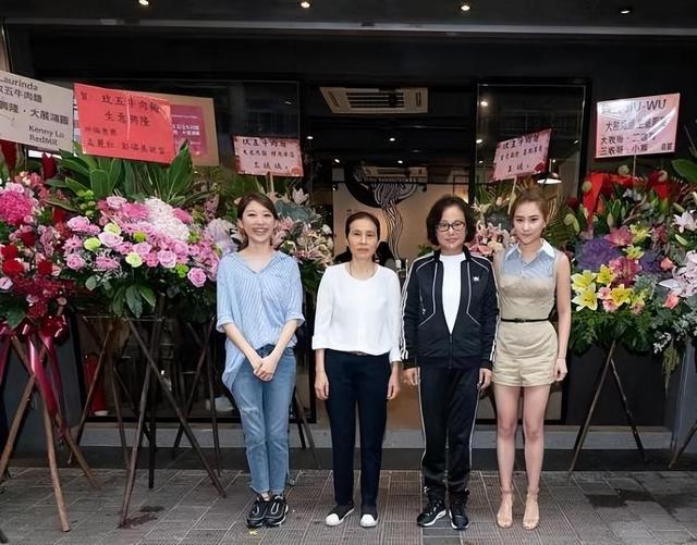 赌王|赌王三太携女儿何超莲亮相，穿运动装没有阔太架子，打扮得真朴素