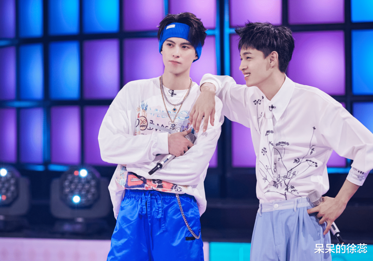 何炅|《你好，星期六》播出五月，AI主持被怼多余，何炅摆脱“单干”！