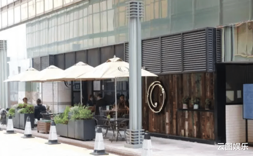 黄宗泽|黄宗泽自家餐厅巡视业务，遇李司棋开心合影，对方抗癌成功精神好