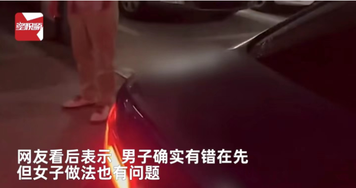 浙江宁波。一女子开车回家时,发现自己的车位被其他车子占上