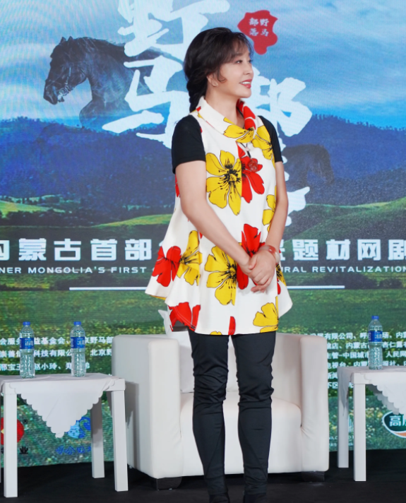 刘晓庆|67岁刘晓庆参加新剧开机仪式，皮肤紧致，身姿挺拔，满满少女感