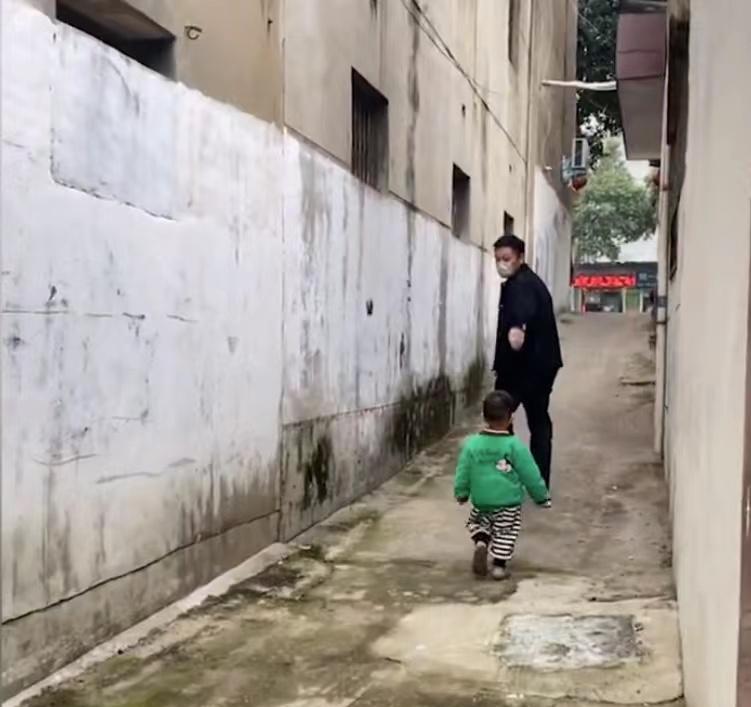 前夫探望孩子被封家中,离开一幕孩子大哭紧跟其后,女子心酸不已