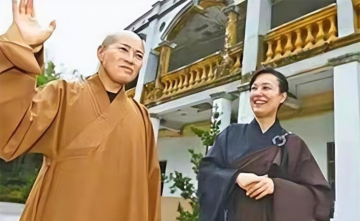 15年佛界交际花释智定敛财暴露:住4000万豪宅,“娶”小8岁和尚