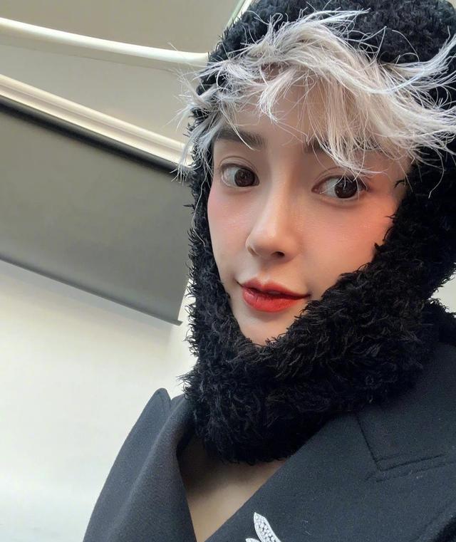 Angelababy|杨颖发文收到情书,鼓励粉丝真暖心,晒怼脸自拍照让人惊艳