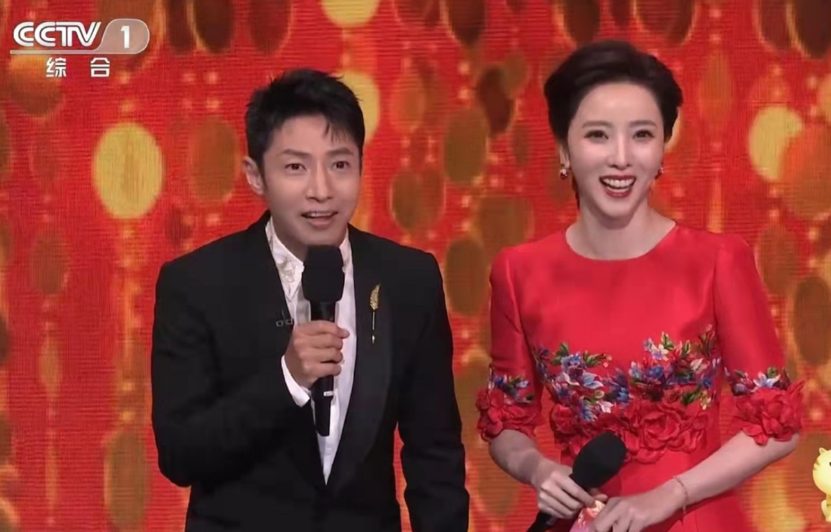 李思思|李思思不愧是春晚台柱子!穿旗袍身材辣过马凡舒,同款口红大爆火