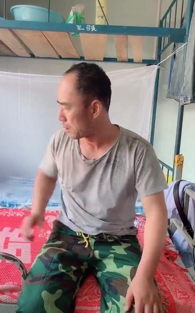 工地|“旭日阳刚”王旭重回工地打工，穿破衫睡板房，床单枕巾满是油污