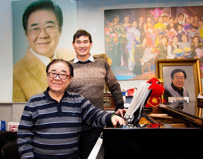 追悼会|金铁霖追悼会:众人抱遗照落泪道别,大衣哥“放鸽子”引质疑