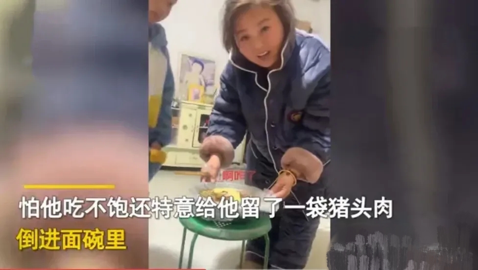 男子应酬喝多没吃饭,妻子端来热汤面嘘寒问暖:再累都值得