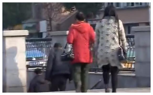 嫌丈夫太丑抛夫弃子38年,得知儿子成主任医师,母亲携衣求相认