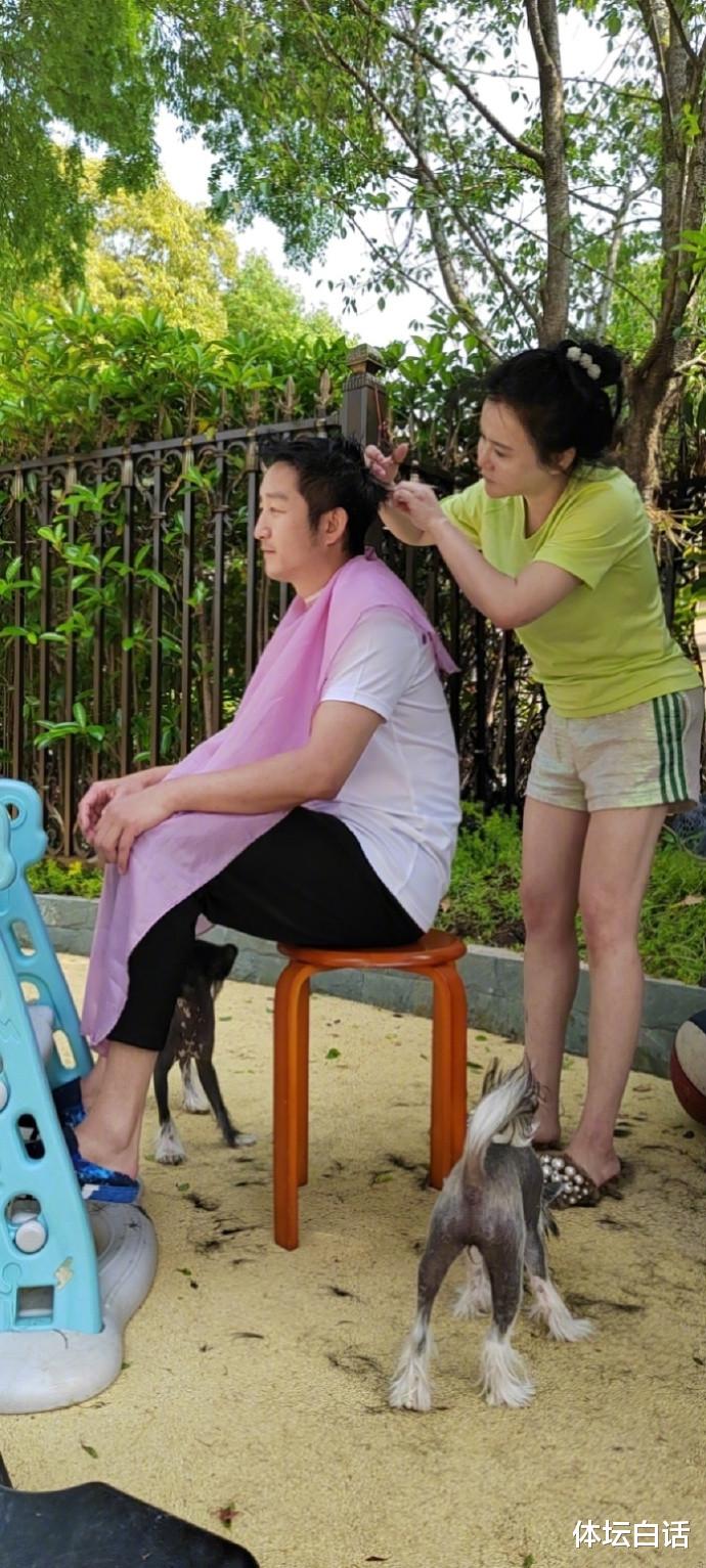 邹市明|邹市明娇妻为全家理发！穿短裤秀大长腿，素颜出镜变化大似整容