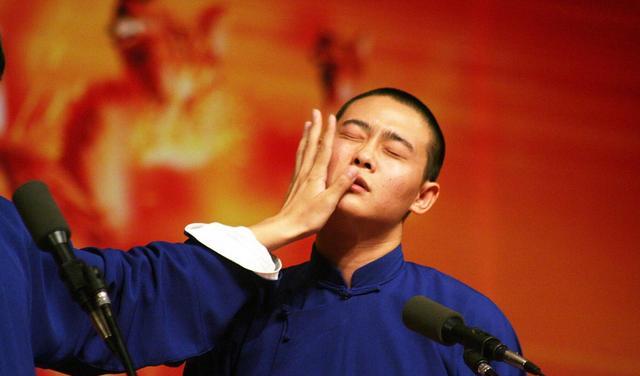 栾云平|栾云平台上砸挂何云伟,粉丝听了很解气,郭德纲觉得这爱徒没白疼