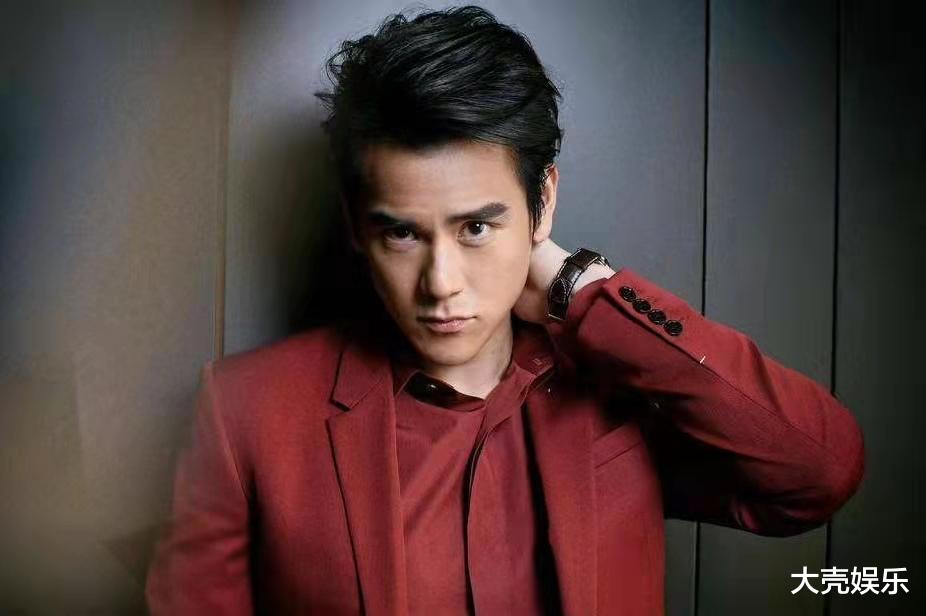 彭于晏|彭于晏炸带鱼上热搜，并与防疫人员合影留念，否认担任小区志愿者