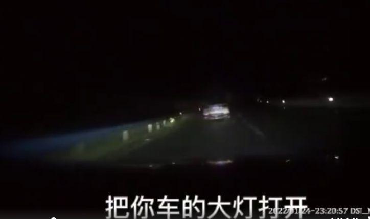女司机高速摸黑开百公里!竟因不知如何开车灯