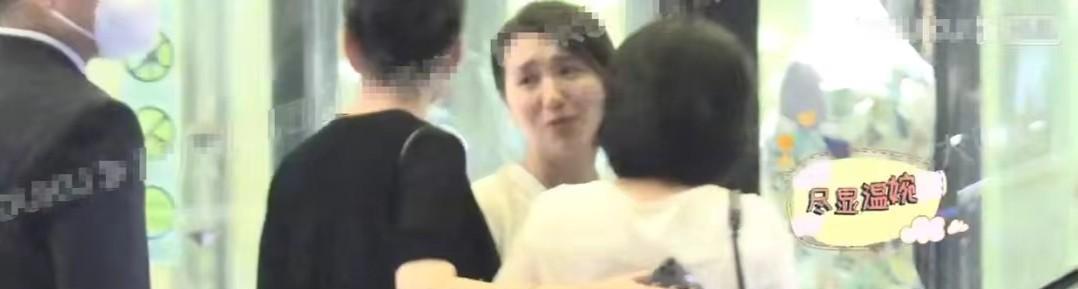 宋丹丹 陈好携富豪老公聚会，老公造型别致太个性，宋丹丹油头黑衣像爷们