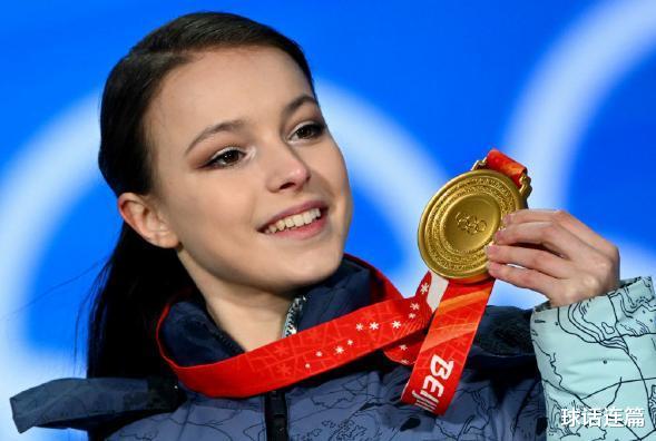 孟子义|天使降临!谢尔巴科娃身穿荧光羽翼进行表演,翩翩起舞宛若仙子