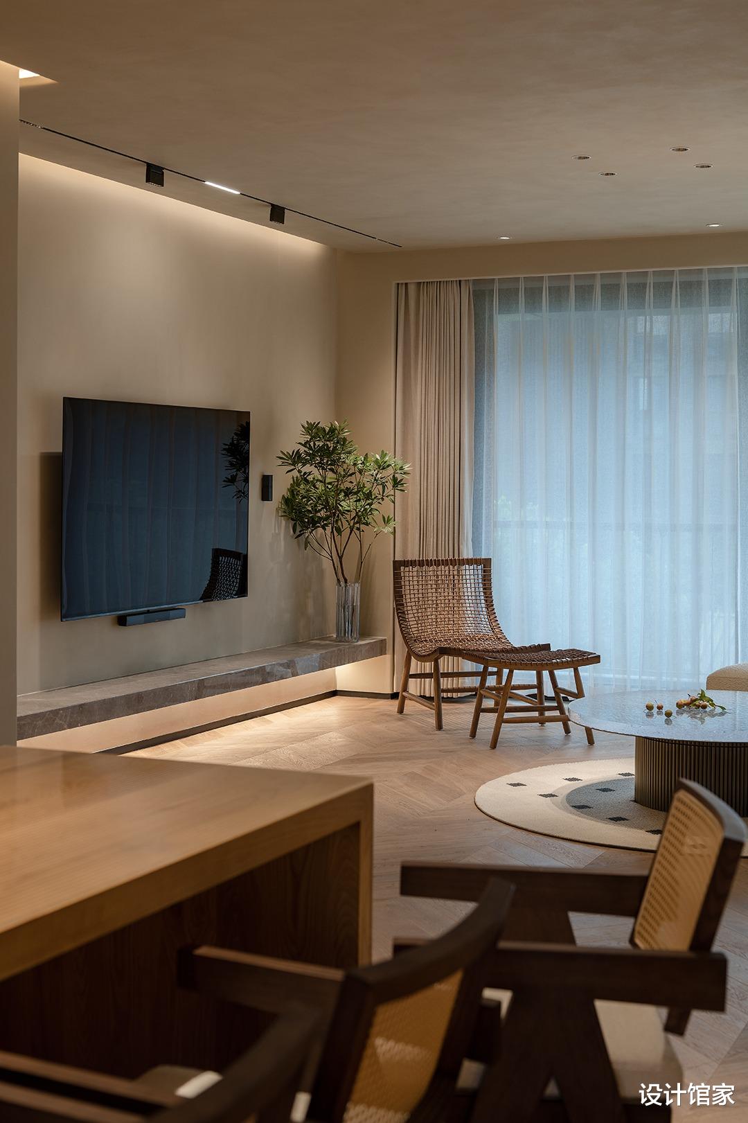 00后装修260平大平层,客厅准备了一盏钓鱼灯,看起来超舒服!