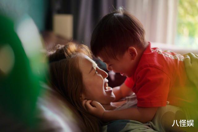 蔡少芬|蔡少芬晒与儿子玩耍照，舍不得鱼蛋长大，母子俩对视大笑好幸福