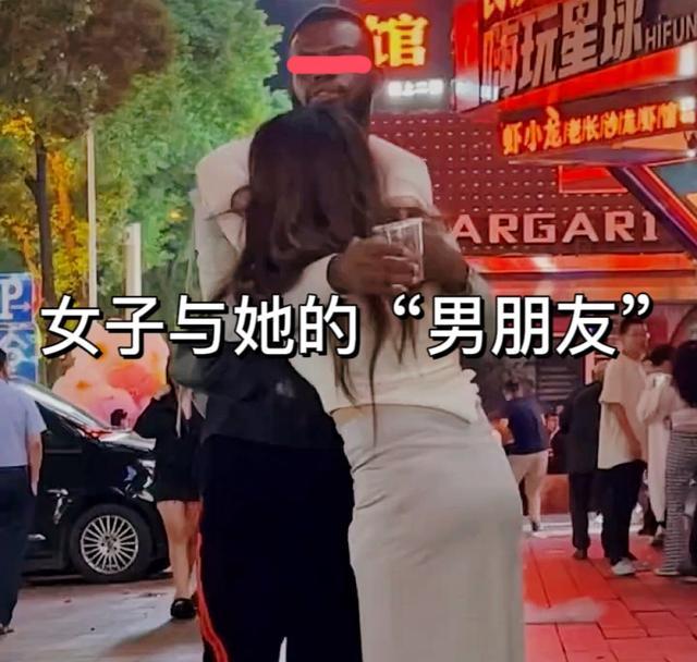 长沙街头:黑人小哥喂小姐姐喝“饮料”,背后正有女子被拖走