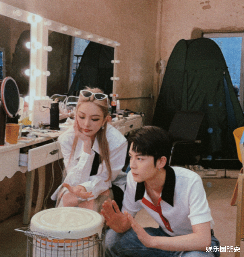 周扬青|周扬青搭档爆火男模，亲密依偎似热恋情侣，男帅女靓好登对