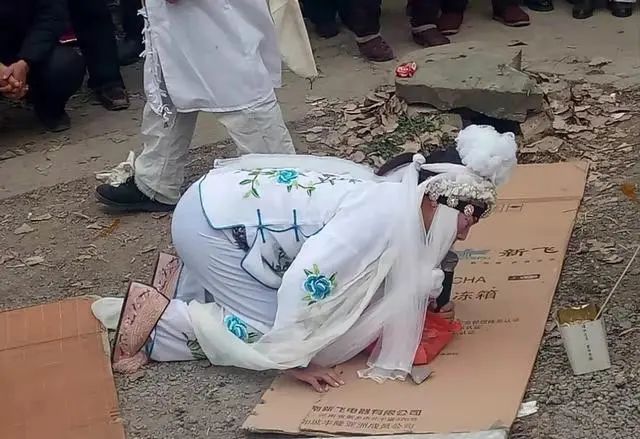 |职业哭丧人有多“捞金”!一年哭320场,月入2万,却被骂没良心,诅咒亲人