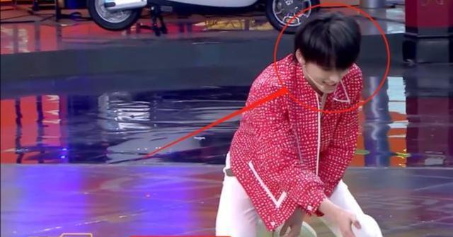 |宋亚轩艾伦时隔五年再次拥抱,艾伦伸手很温暖,宋亚轩伸手却很损