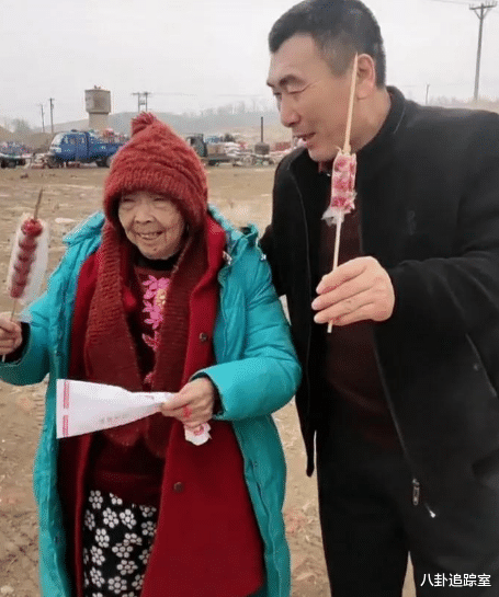 李玉成|85岁马玉琴成“印钞机”？直播收入不菲，早晨却喝粥、吃蘸酱菜