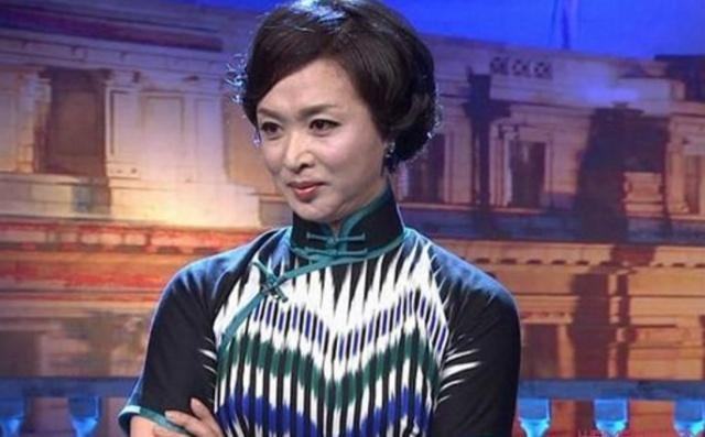 金星|金星：靠一首歌吃半辈子的过气女歌手，活动上摆谱：没红毯不下车