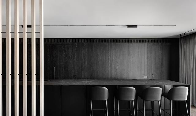 155㎡平层,30㎡景观阳台做主角,只装护栏不封窗,堪比空中别墅