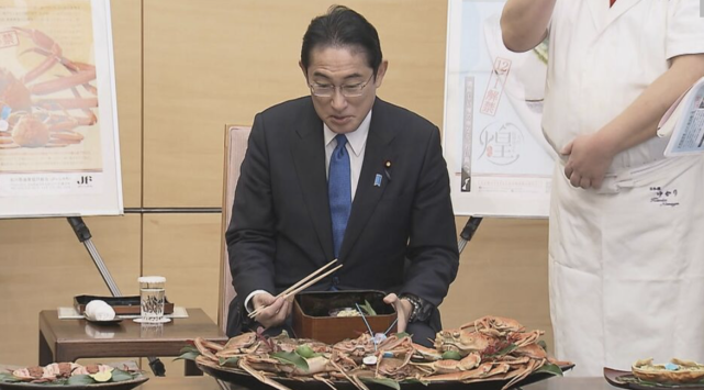 岸田吃高级海鲜自称“感觉成了超有钱的人”，日本网民吐槽！