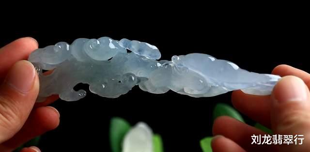 翡翠|玉石记：价值30多万的翡翠原石，一刀切开后还能剩多少？