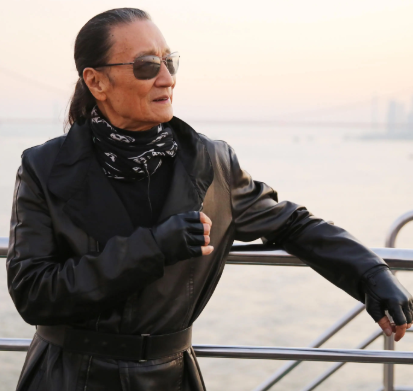 谢贤|谢贤：成龙称他是传奇，合影李小龙都靠边站，却为何独宠张柏芝？