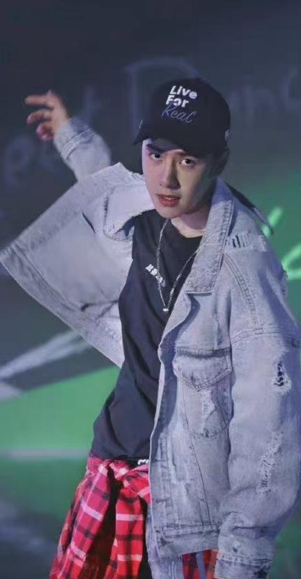 王一博|乐华提交上市申请，王一博却被“盯上”.粉丝：我们追星是在追自己