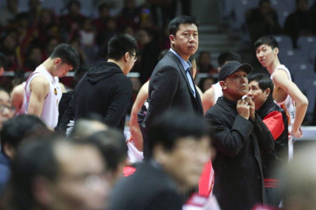 周蕾|王治郅二婚娇妻北大硕士毕业，首做幕后拍摄毕业作品，A4腰很吸睛