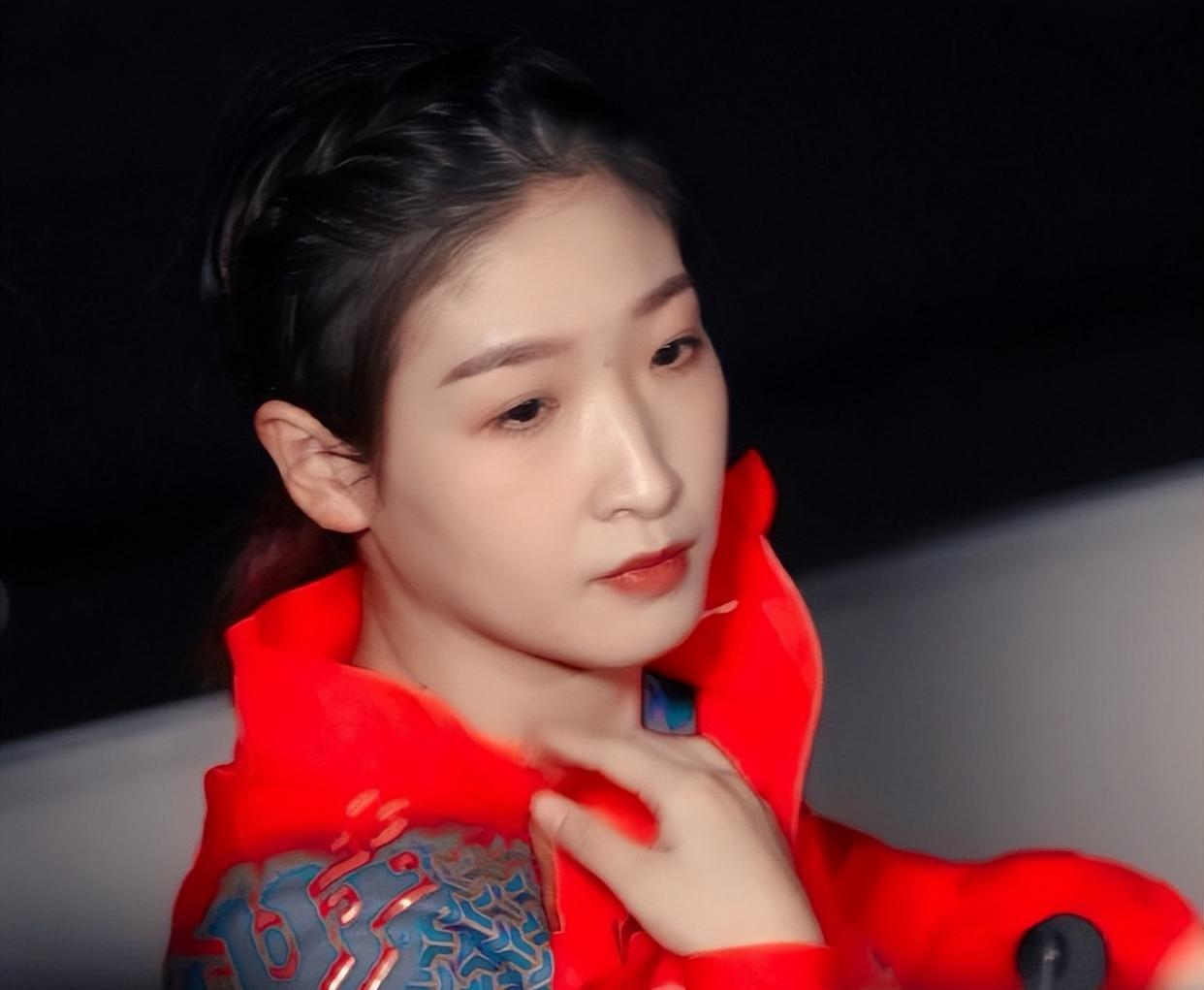 刘诗雯 “升官”后刘诗雯一身干练小西装现身，特写镜头，美甲成功抢镜！