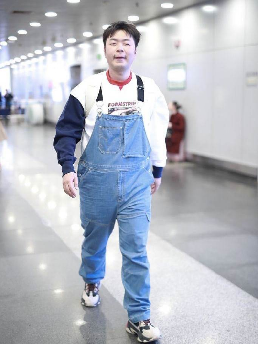 杜海涛|杜海涛停工积极筹备婚礼,亲自刻喜字章,脸蛋削尖瘦到认不出