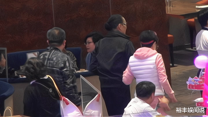 谢贤|狄波拉与两任丈夫愉快聚餐，举止甜蜜，亲自帮前夫谢贤整理口罩