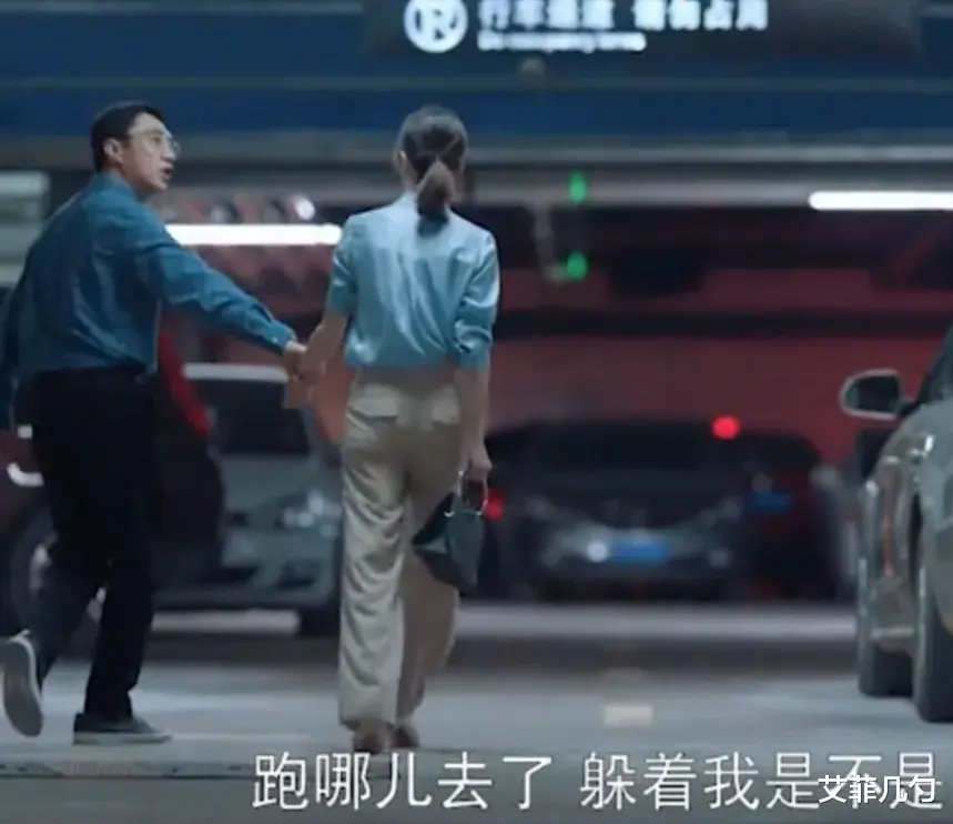 男医生看见自己领导被丈夫家暴,刚想要冲出去帮忙却被女同事一把拉住:家事