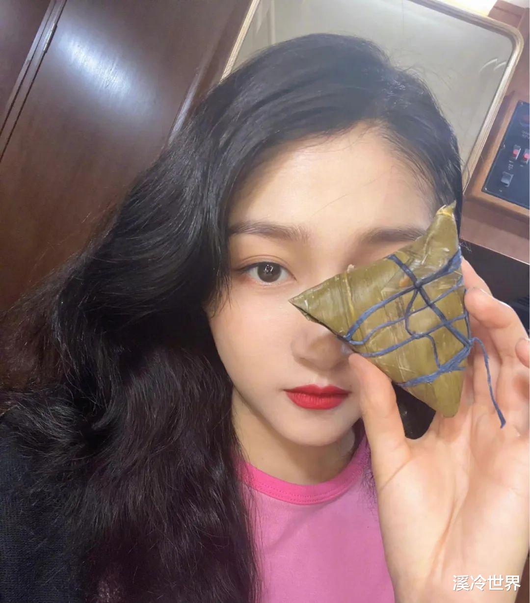 杨紫|众星过端午节:杨紫包粽子,关晓彤晒粽子卖萌,杨丞琳送生日祝福