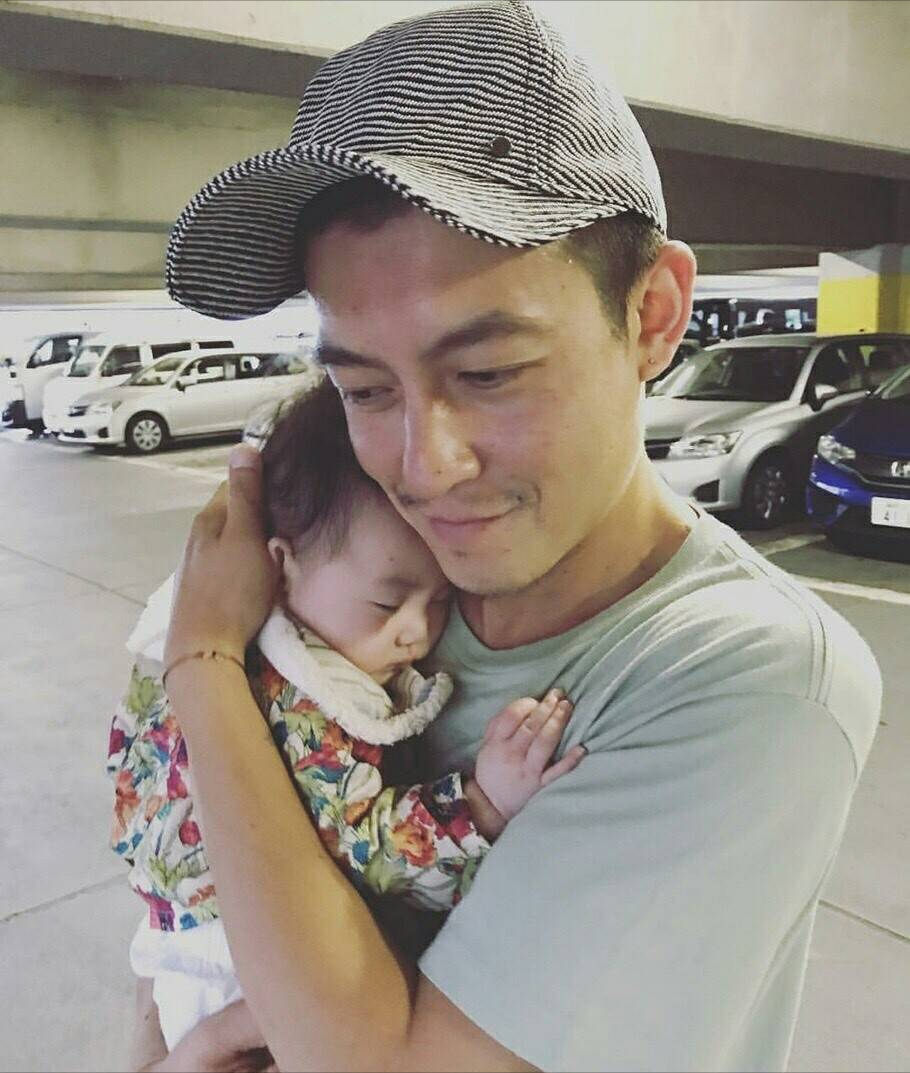 陈冠希|陈冠希带女儿直播显苍老，自称“本山冠希联名”，父女嘴对嘴亲吻