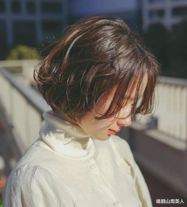 短发 女人上了年纪不适合留长发,今年流行的“挂耳烫发”,洋气又减龄