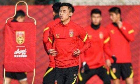 国足|武磊后，谁能扛起国足大旗！不是韦世豪张玉宁，22岁中场有望接班