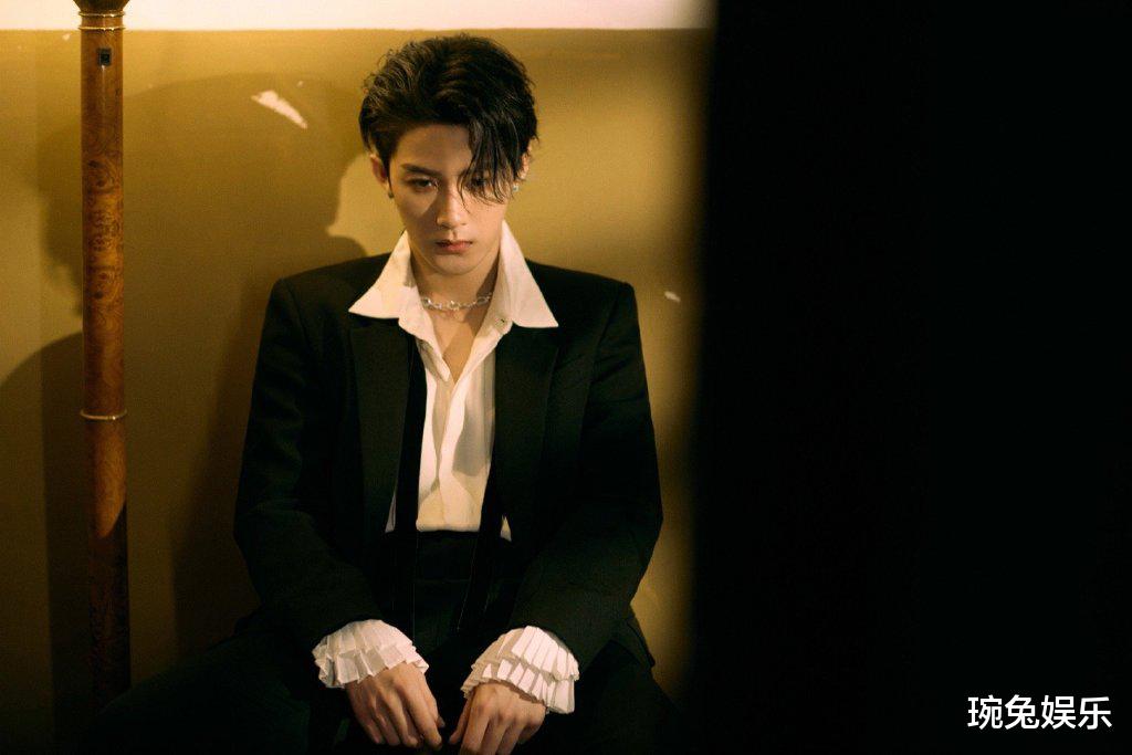 檀健次|檀健次《长相思》路透曝光，一头白发仙气飘飘，网友：长得好乖？