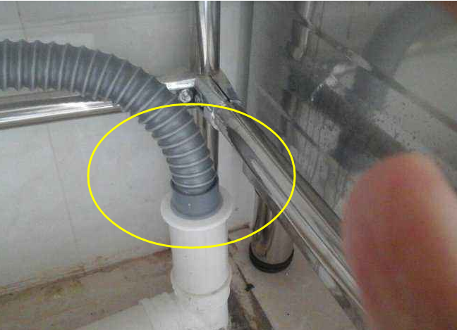 朋友家把下水道接口套了个橡皮圈，除臭还防漏，太实用了！