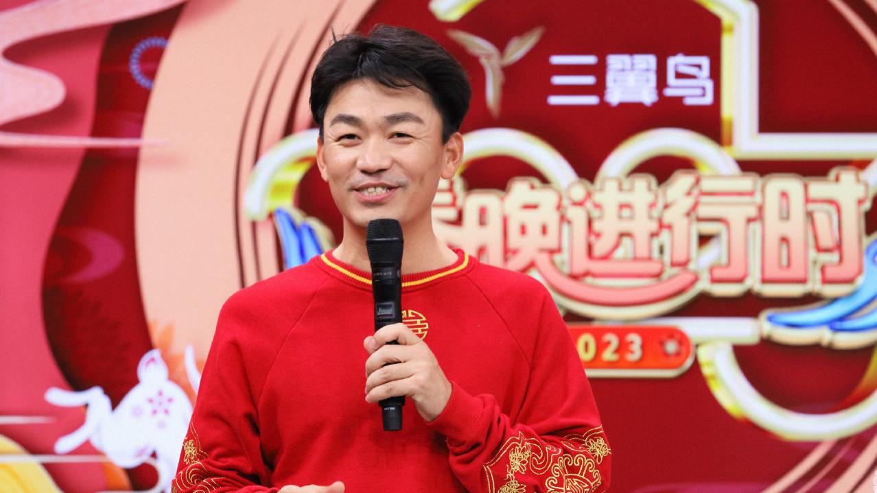 王宝强|王宝强时隔15年再现春晚，或与杨紫同台表演？一起下班有说有笑