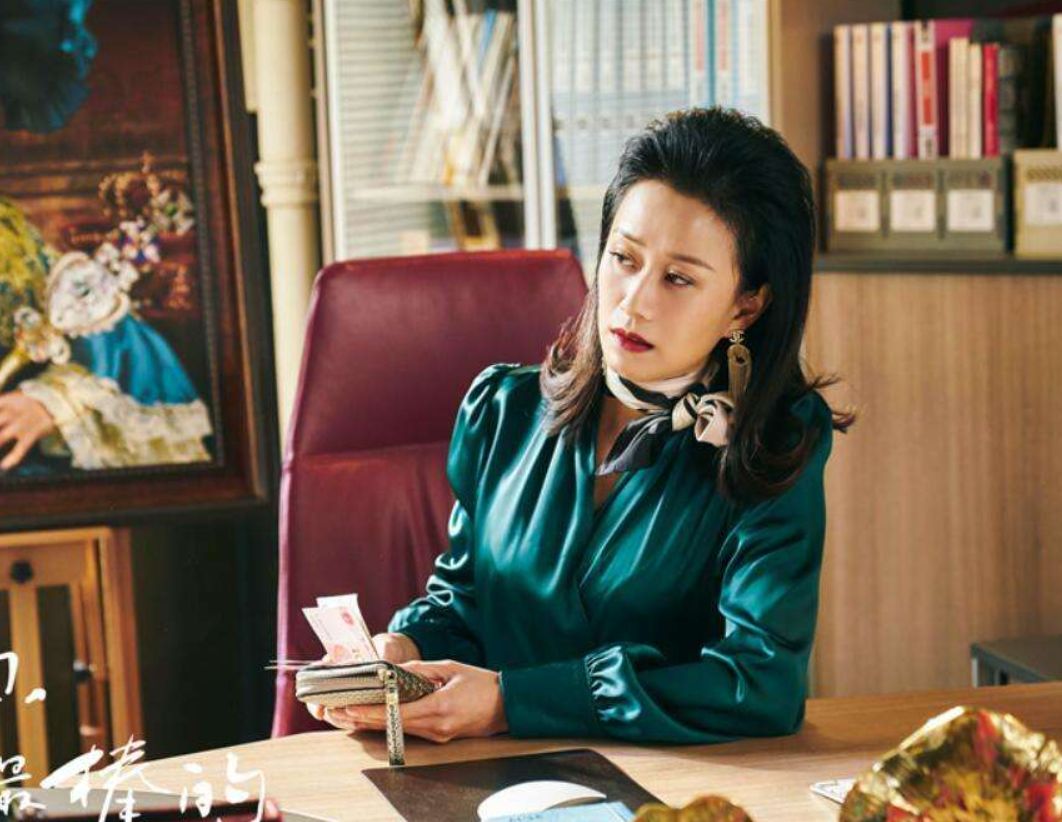 倪虹洁剪短发就算了，还留齐刘海，终于明白什么叫发型决定气质