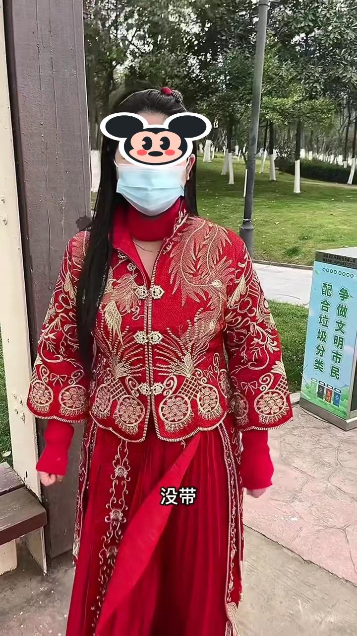 女子收到前任求复合的消息,急着去赴约,跑去垃圾桶里找口罩